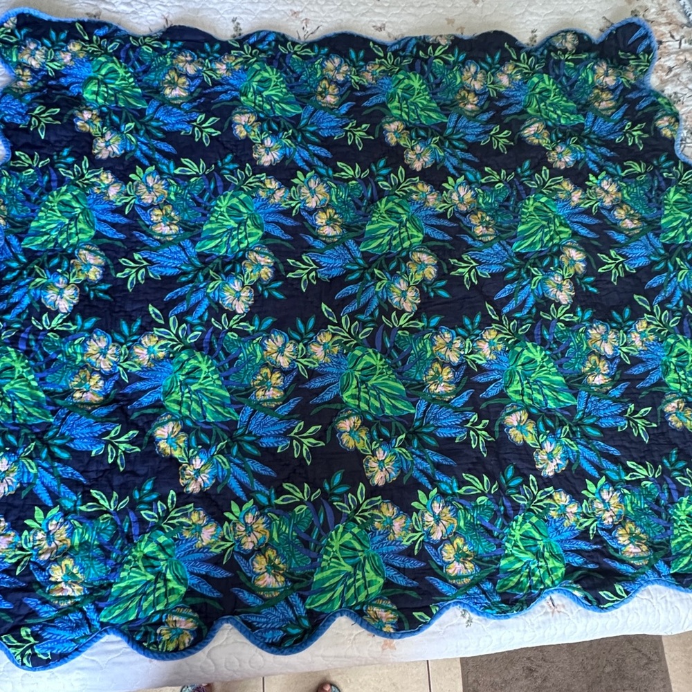 Lilly Pulitzer Reversible Throw Blanket - Multi The Hottest Spot Velvet scallop